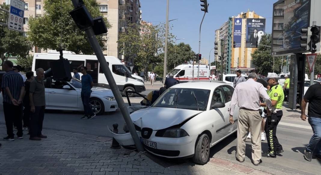 Konya merkezde kamyonet ve otomobil çarpıştı! Çok sayıda yaralı var 5